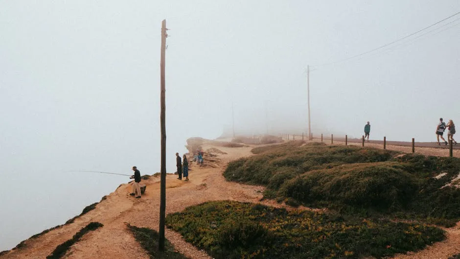 Sentier côtier des Cinque Terre dans la brume, pêcheurs au bord