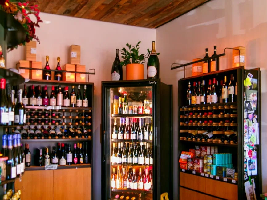 Intérieur d'une boutique de vins à Monterosso avec étagères garnies