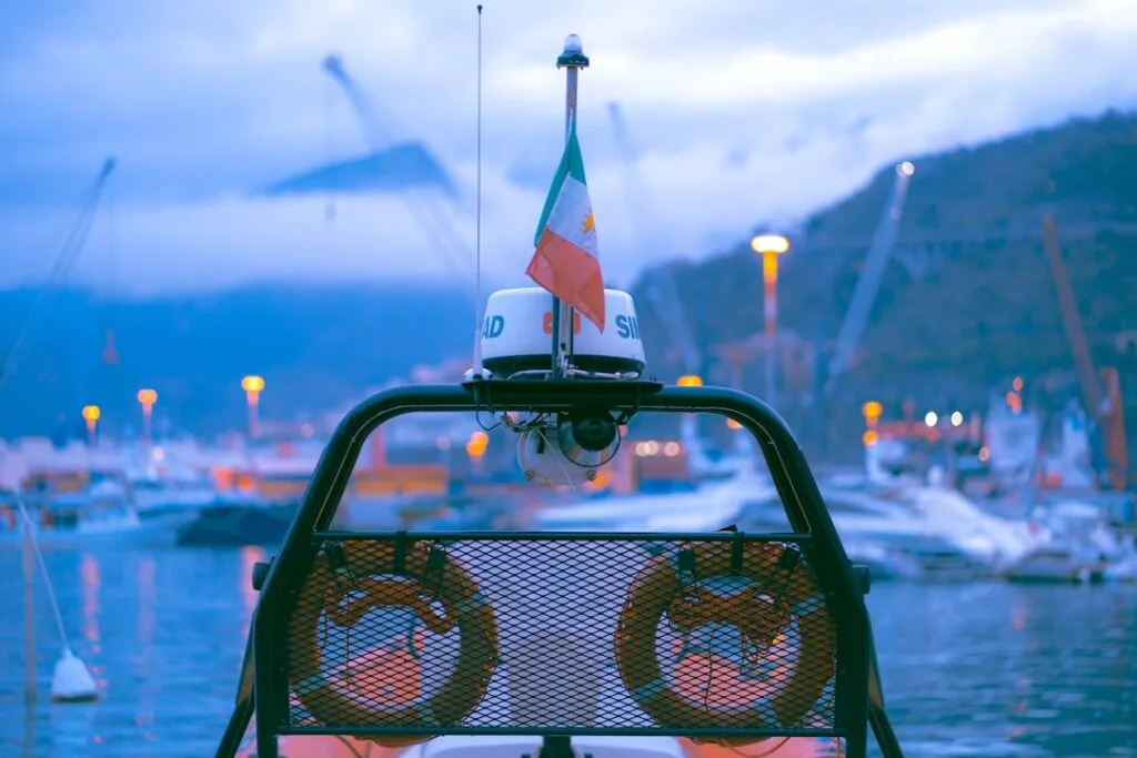 Poupe de bateau avec bouées de sauvetage et drapeau italien
