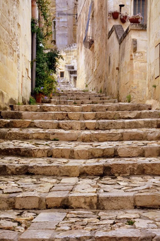 Escalier ancien en pierre dans une ruelle étroite de Cinque Terre