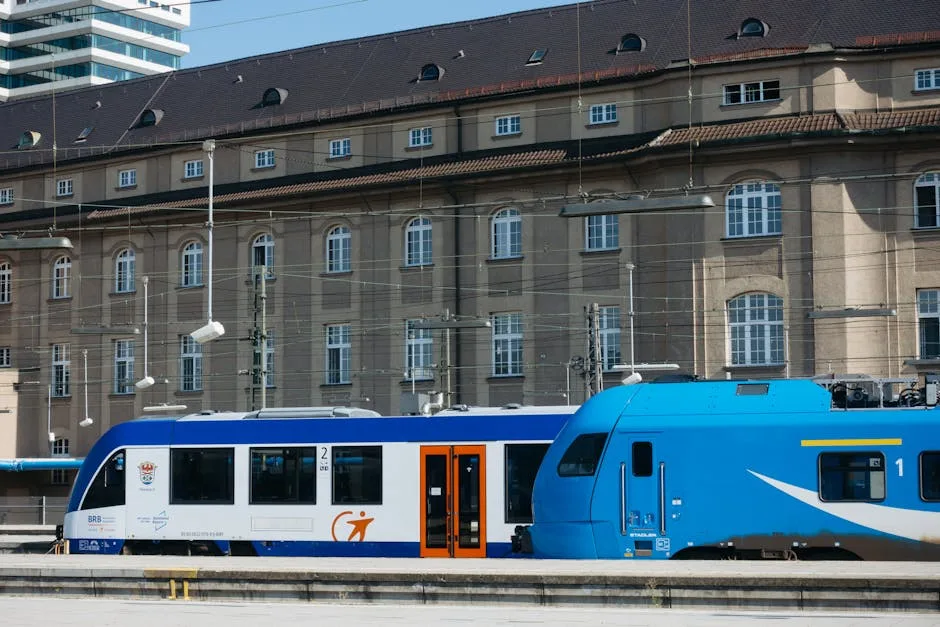 Blauwe trein op perron, klaar voor de reis naar Cinque Terre