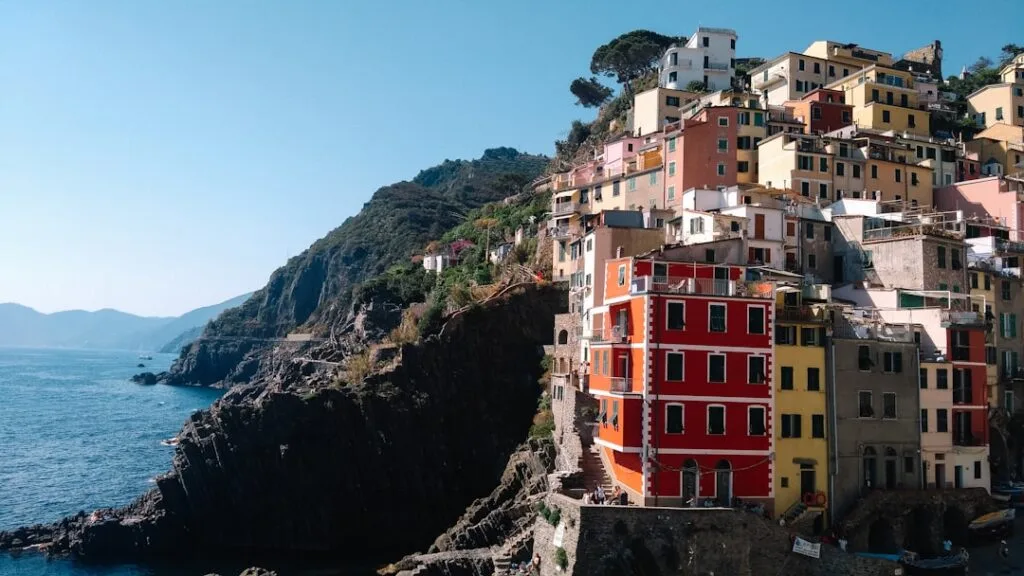 Façade rouge vive sur la falaise de Cinque Terre près de la mer
