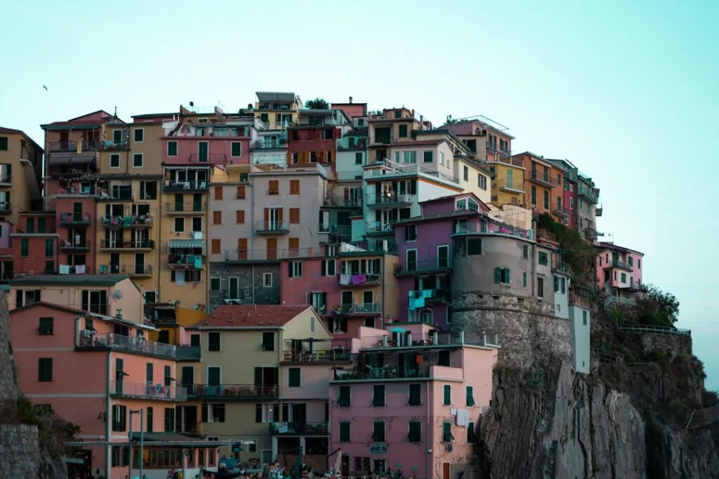 Maisons colorées serrées sur la falaise de Cinque Terre
