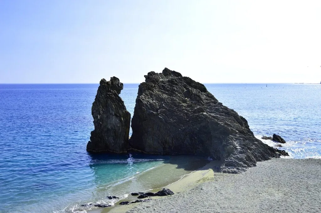 Roche noire spectaculaire sur une petite plage aux Cinque Terre