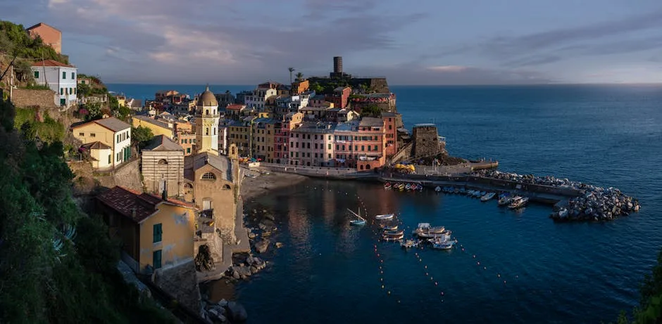Baie paisible de Cinque Terre avec quai, église et petits bateaux