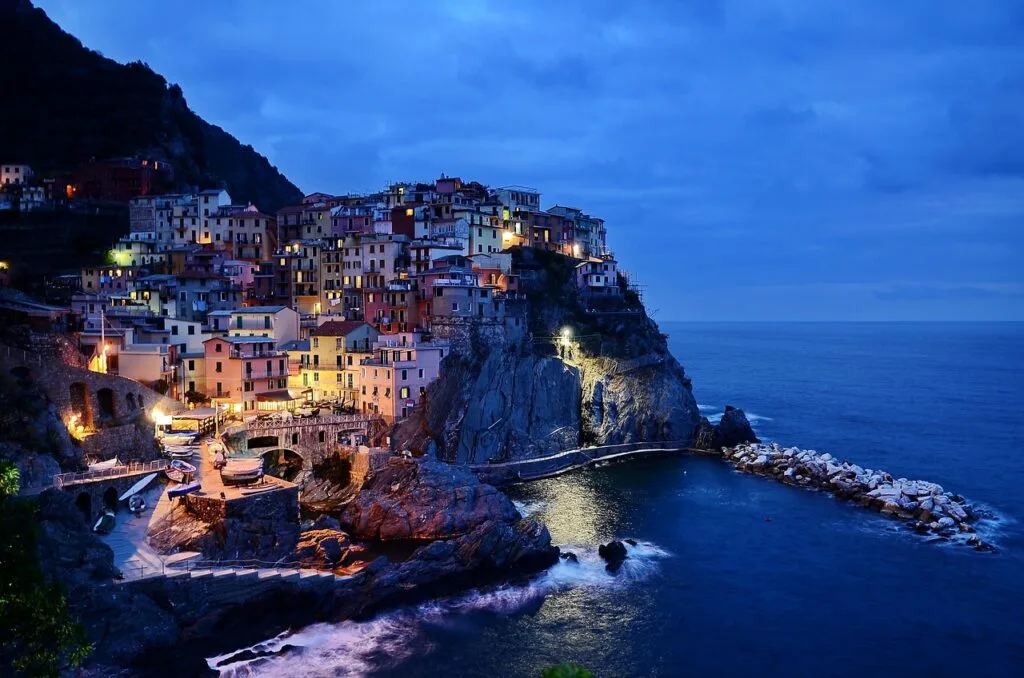 Vue nocturne d'un village des Cinque Terre illuminé sur la falaise