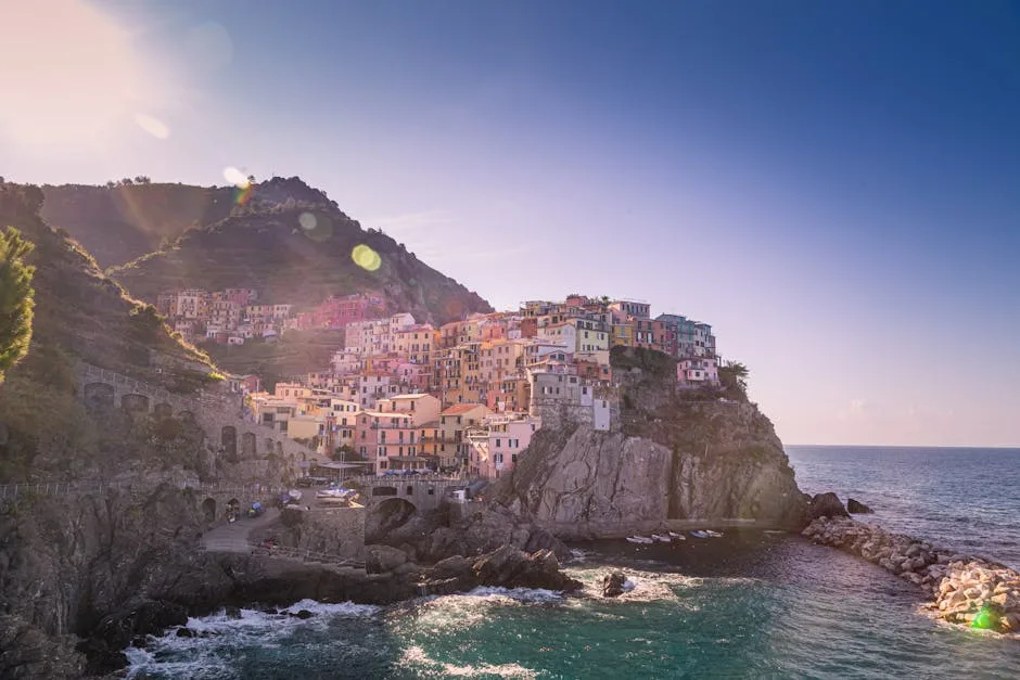 Maisons colorées de Cinque Terre éclairées par un soleil bas
