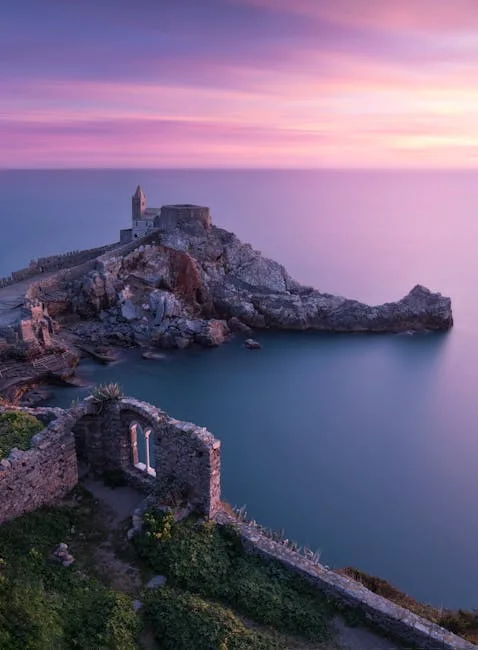 Ruines et église sur un cap rocheux près de Portovenere au crépuscule