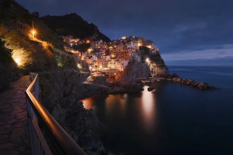 Chemin piéton avec rambarde menant au village nocturne des Cinque Terre