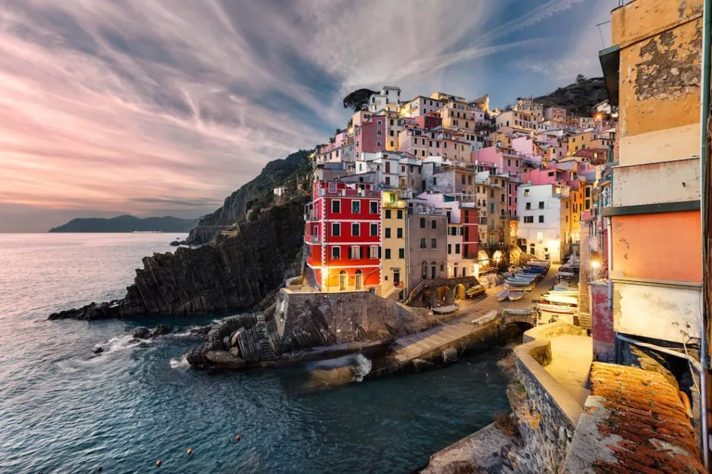 Riomaggiore, maisons colorées le long du port au crépuscule