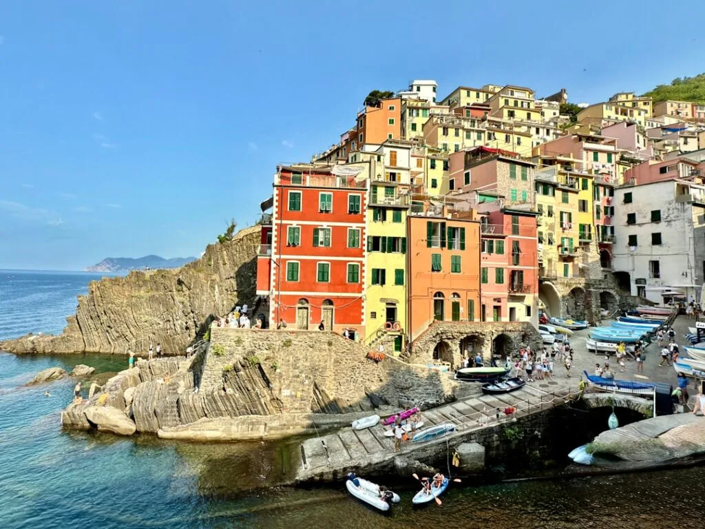 Maisons colorées et petites barques dans le port de Riomaggiore, Cinque Terre
