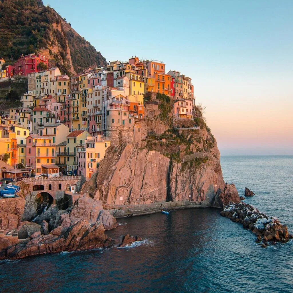 Façades colorées de Cinque Terre illuminées par la lumière du soleil